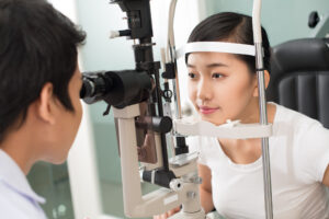 眼科で検診を受ける女性